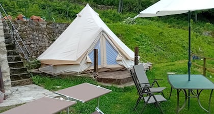 Caravane 'Glamping C Selva Tenda Ciliegio' avec vue sur montagne et jardin partagé
