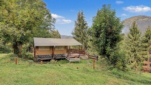 Une cabane de plain-pied, à ciel ouvert, avec un toit plat et une véranda couverte.
