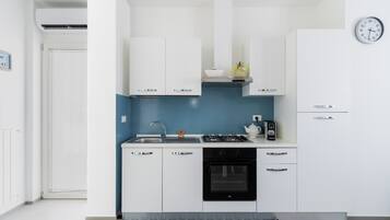 KĂŒhlschrank, Ofen, Herdplatte, Wasserkocher mit Kaffee-/Teezubehör