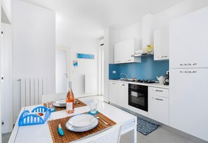 Refrigerador, horno, placa de cocina, cafetera/tetera