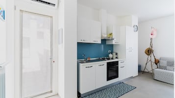 Frigorifero, forno, piano cottura, macchina per tè/caffè
