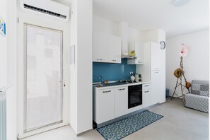 Kjøleskap, ovn, kokeplater og kaffetrakter/tekoker