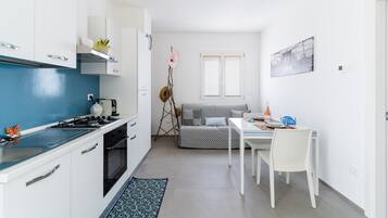 Fridge, oven, stovetop, coffee/tea maker