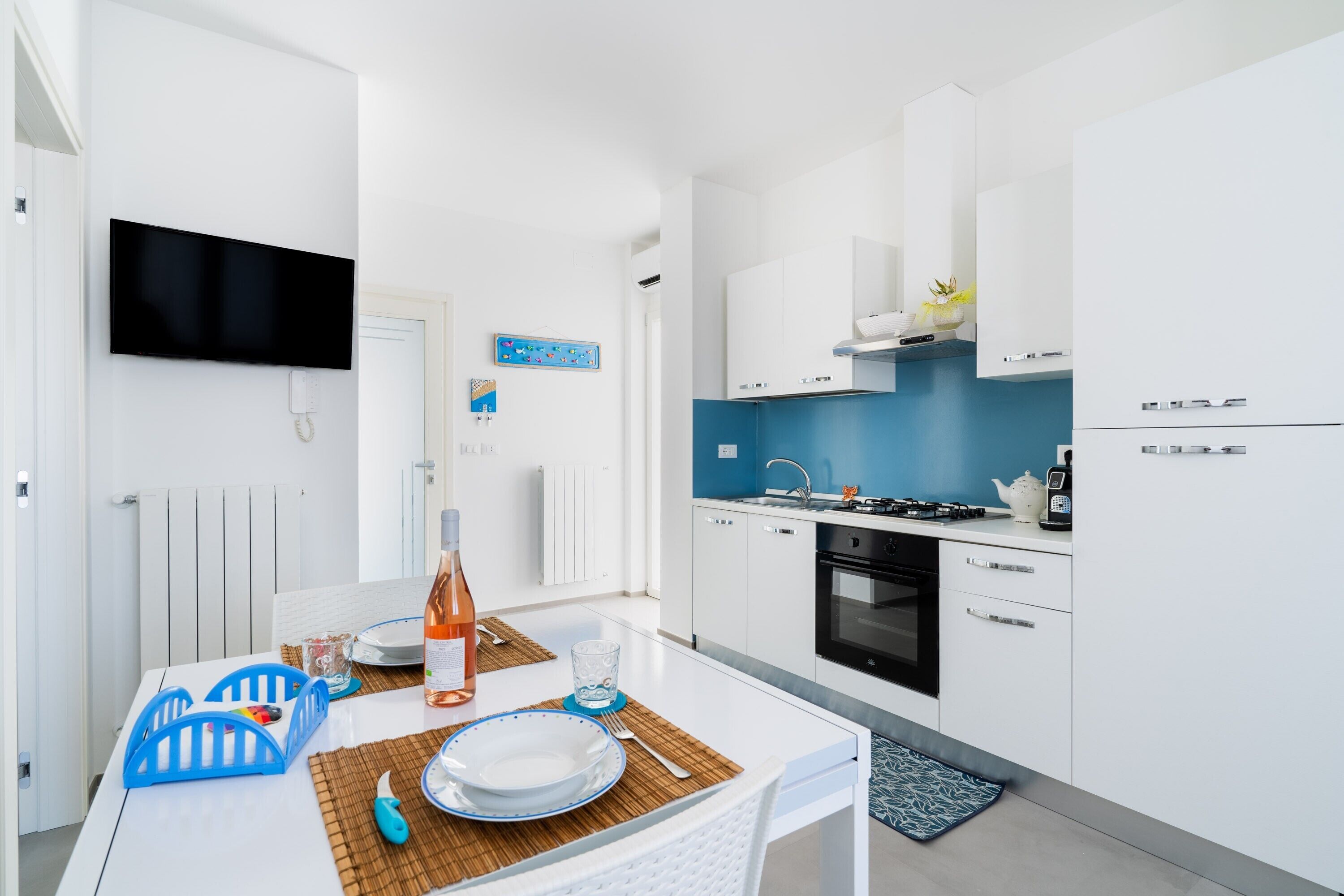 Een koelkast, een oven, een kookplaat, een koffiezetapparaat/waterkoker