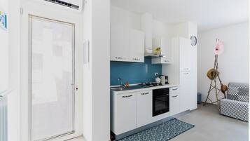 Kühlschrank, Ofen, Herdplatte, Wasserkocher mit Kaffee-/Teezubehör