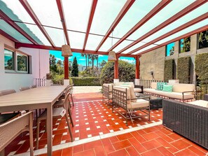 Outdoor dining - Villa 'Gran Cerca De Puerto Banús' with Mountain Views, Wi-Fi, and Air Conditioning (Marbella)