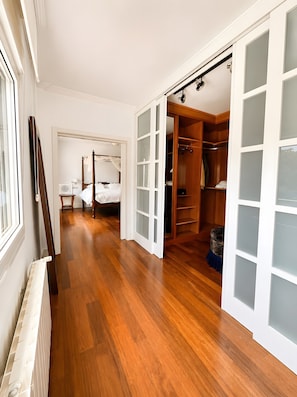 5 bedrooms, iron/ironing board, free WiFi, bed sheets