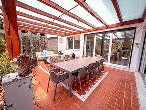 Outdoor dining - Villa 'Gran Cerca De Puerto Banús' with Mountain Views, Wi-Fi, and Air Conditioning (Marbella)