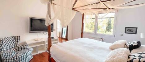 5 bedrooms, iron/ironing board, free WiFi, bed sheets