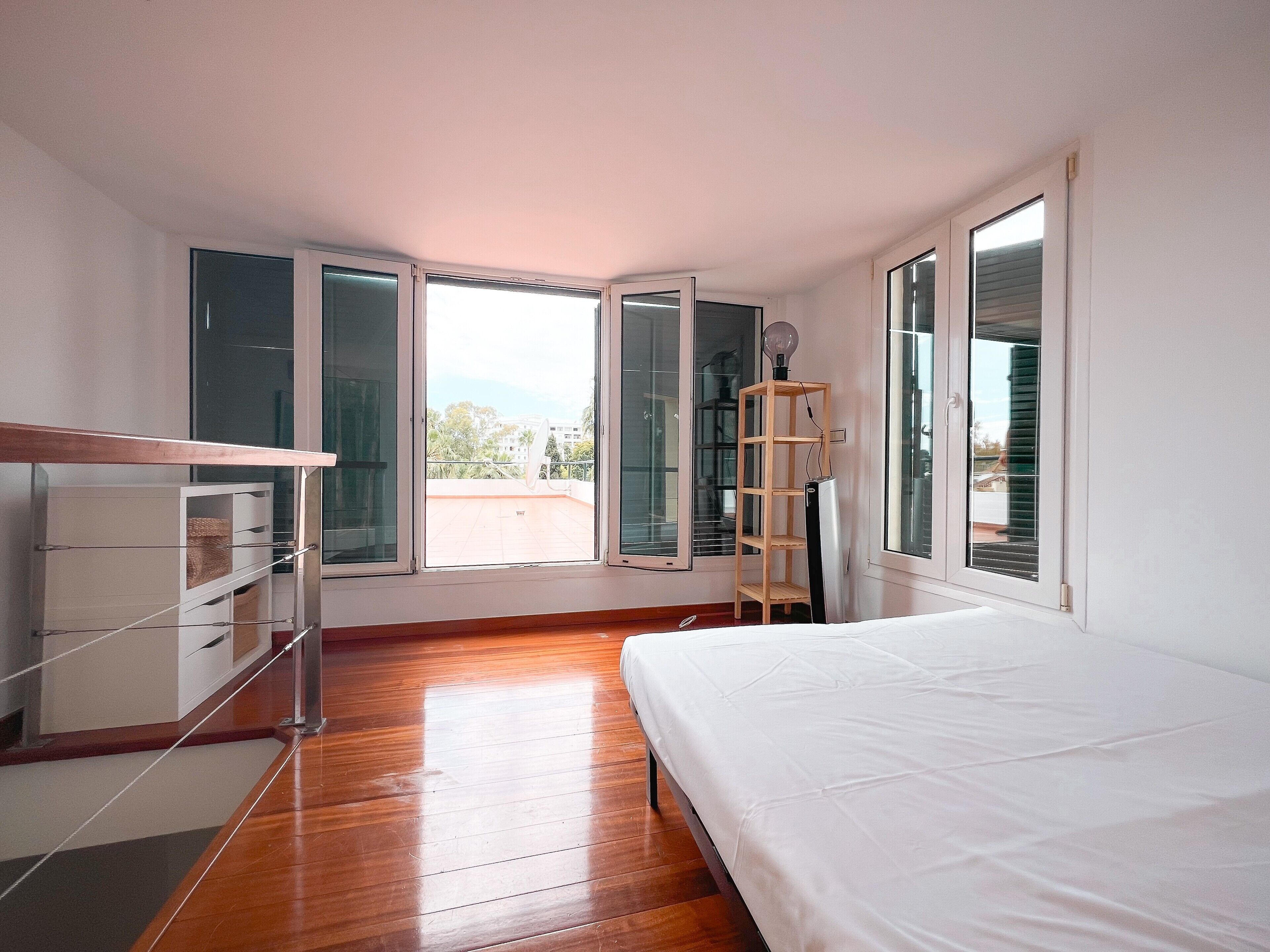 5 bedrooms, iron/ironing board, free WiFi, bed sheets