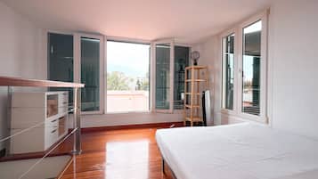 5 bedrooms, iron/ironing board, free WiFi, bed sheets