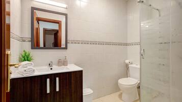 Een douche, een haardroger, handdoeken