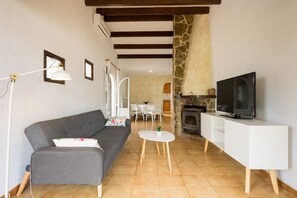 TV, fireplace - Wonderful Holiday Home 5ª Avenida (S'Algar)