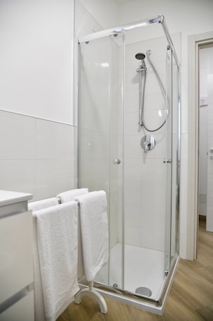 シャワー、バスアメニティ (無料)、ヘアドライヤー、タオル. Holiday Apartment "La Casetta tra laghi e montagne"