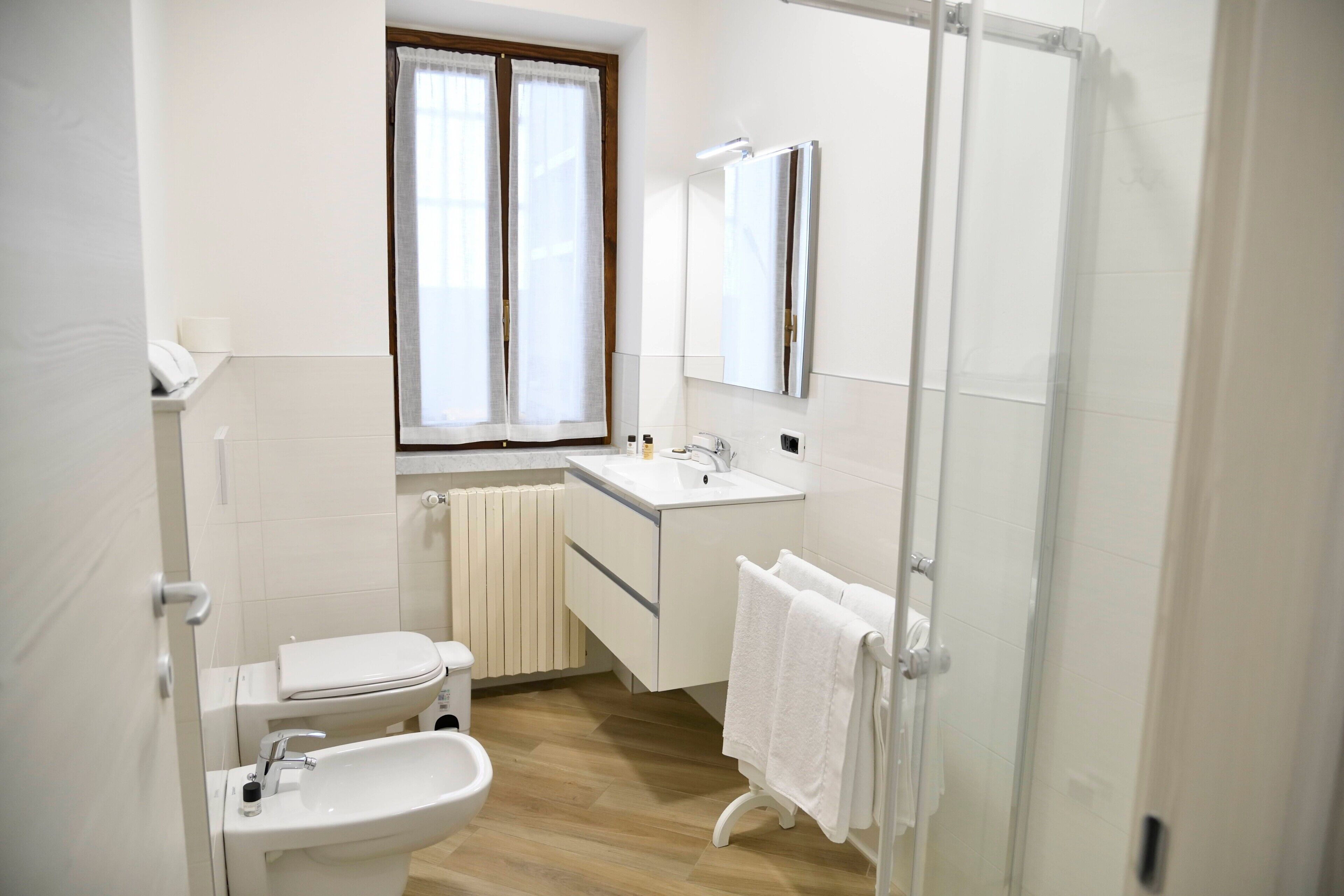 Doccia, set di cortesia gratuito, asciugacapelli, asciugamani