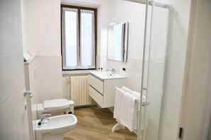 Ducha, artículos de tocador gratuitos, secador de pelo, toallas