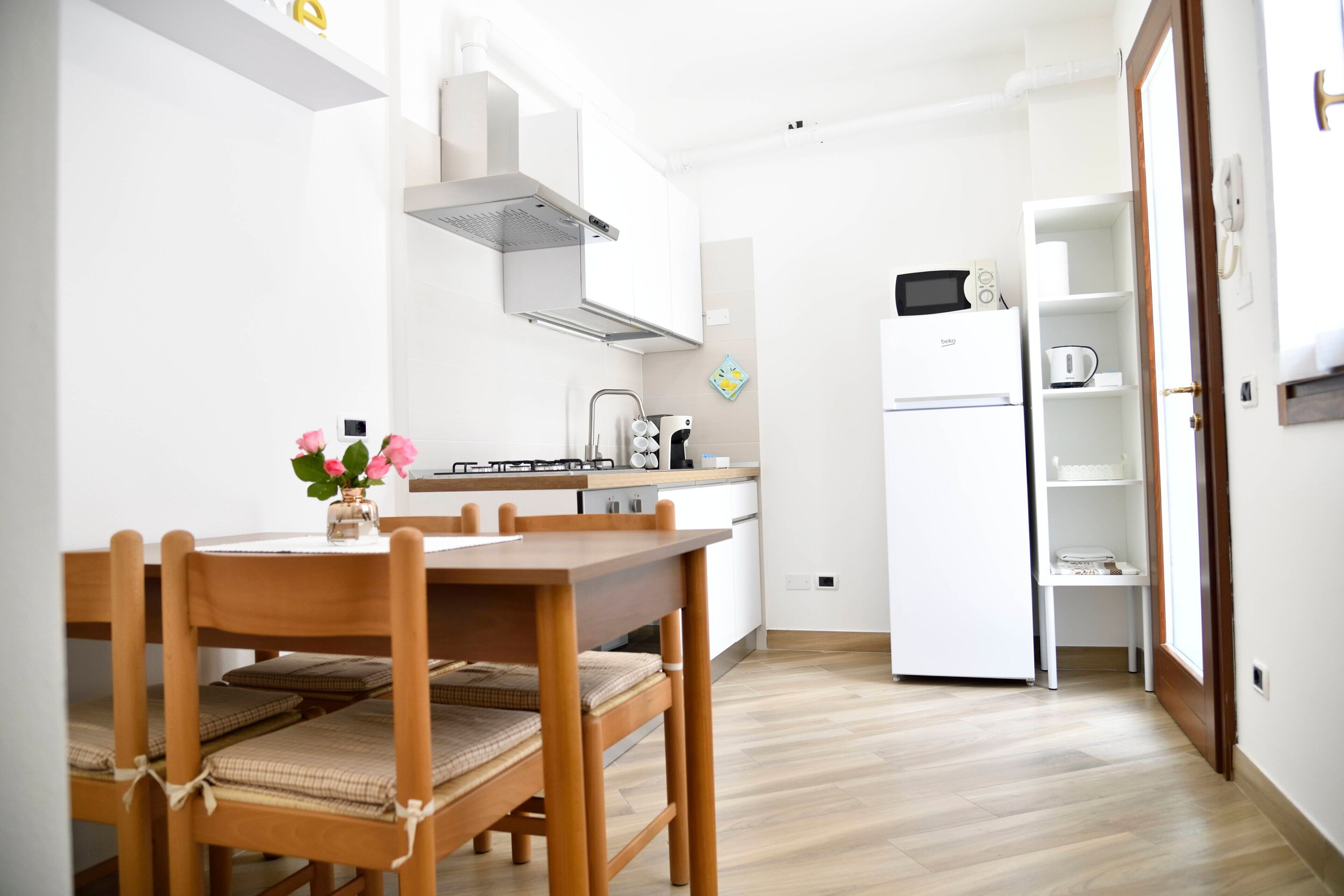 Frigorifero, microonde, forno, piano cottura