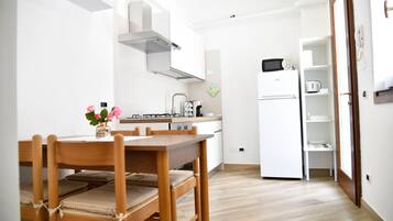 Frigorifero, microonde, forno, piano cottura