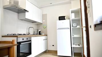 Een koelkast, een magnetron, een oven, een kookplaat