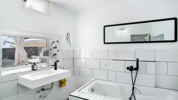 Ducha, secador de pelo y toallas