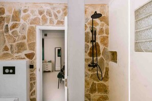 Een douche, een haardroger, handdoeken