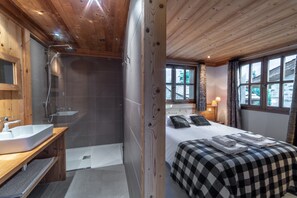 Regadera, amenidades de baño gratuitas, secadora de cabello, toallas 