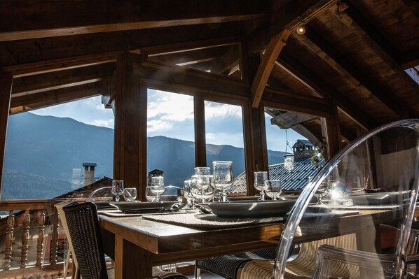 Outdoor dining - Chalet 'Familial Meribel 1600' with Mountain View, Balcony and Wi-Fi (Les Allues)