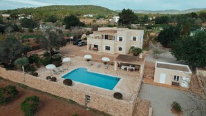 A large house with a swimming pool, multiple balconies, and a garden. - Villa "Amigo Near Las Dalias - Nice" (Illes Balears)
