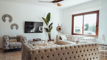 Una televisión, una mesa de tenis de mesa