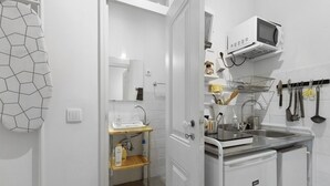 Une cuisine moderne équipée d’un four à micro-ondes, d’un évier et de placards de rangement.