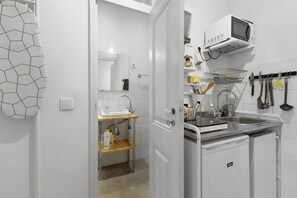 Mikroaaltouuni, leivänpaahdin, keittoastiat/astiat/ruokailuvälineet