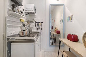 Mikroaaltouuni, leivänpaahdin, keittoastiat/astiat/ruokailuvälineet