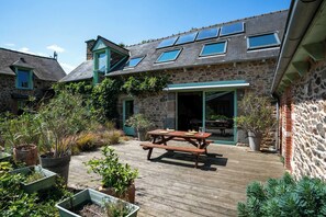 Outdoor dining - Holiday Home 'Gîte à 3 min en voiture de la plage & 20 min à pied' with Private Terrace (Plouha)