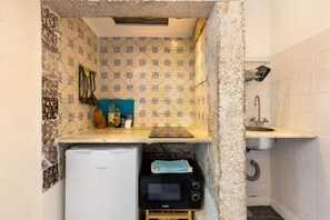 Réfrigérateur, micro-ondes, plaque de cuisson, cafetière/bouilloire