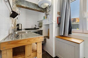 Fridge, microwave, stovetop, coffee/tea maker - Apartment 'Mouraria Flat 2E By Insighthome' with Wi-Fi (Lisboa)
