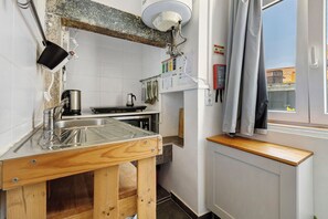Kylskåp, mikrovågsugn, spishäll och kaffe- och tebryggare