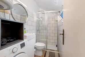 Douche, sèche-cheveux, serviettes fournies