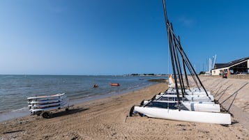 Una playa cerca