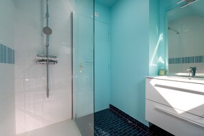 Regadera, secadora de cabello, toallas 