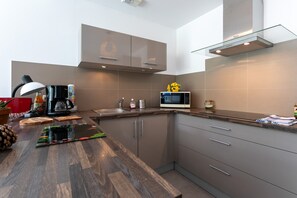 Kühlschrank, Mikrowelle, Ofen, Herdplatte