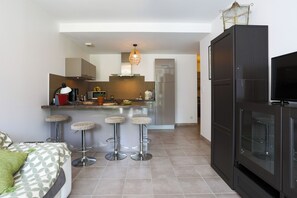 Interior - Apartment 'Appartement Accès Privé Plage' with Private Terrace (Binic-Étables-sur-Mer)