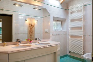Douche, sèche-cheveux, serviettes fournies