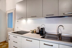 Refrigerador, microondas, parrilla de estufa y lavavajillas 