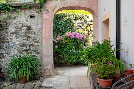 施設の敷地. Cantina Romanese Apartment with Mountain View, Private Garden and Wi-Fi