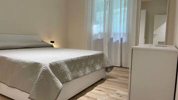 2 bedrooms, iron/ironing board, free WiFi