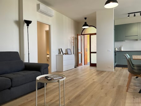 TV. Apartment 'Casa Emiliano' with Lake View, Wi-Fi and Air Conditioning