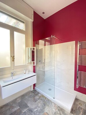 Shower, hair dryer, towels - Apartment 'Casa Savina' with Balcony and Wi-Fi (Cava de Tirreni)
