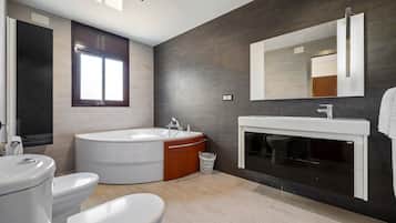 Een douche, handdoeken