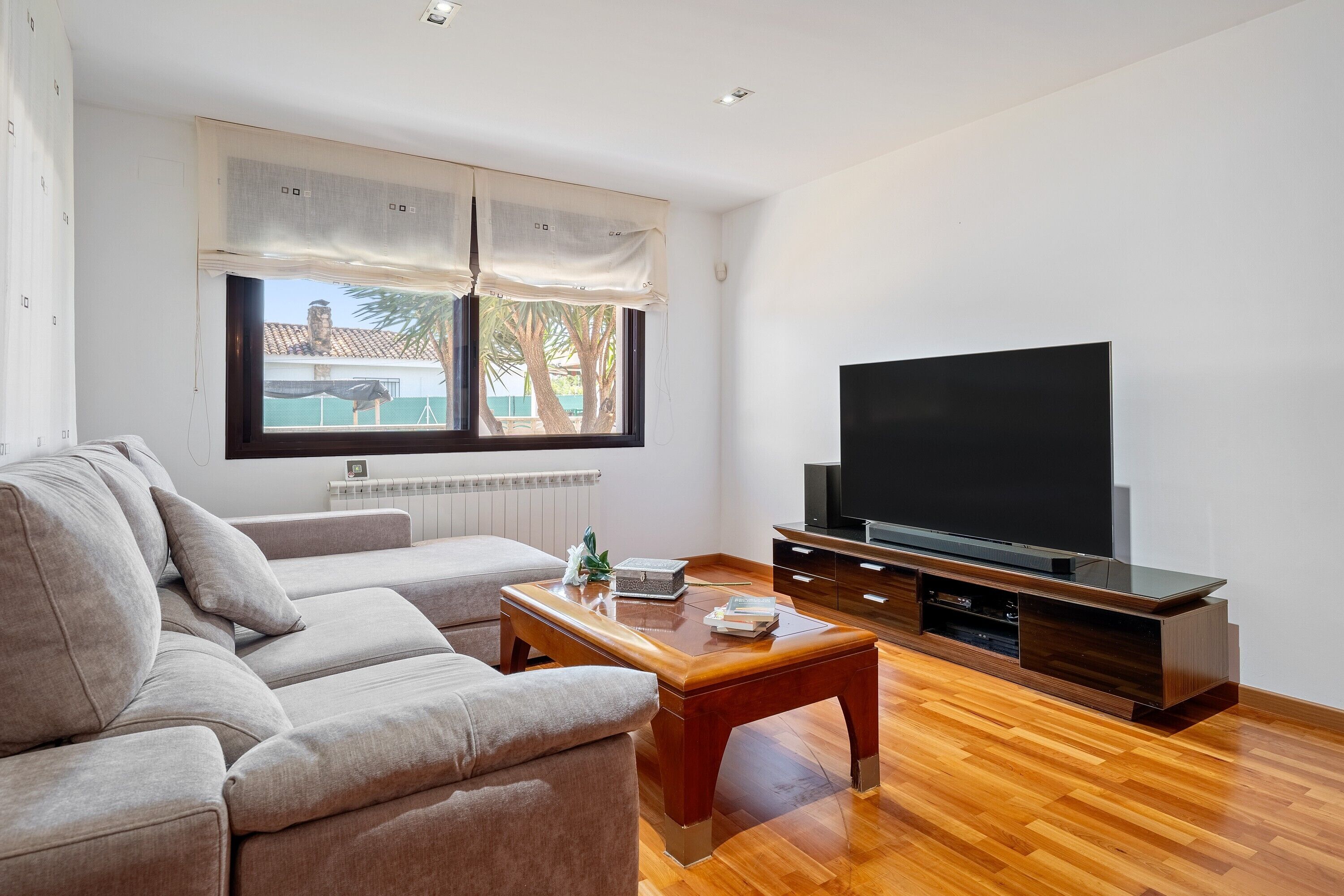 Een televisie en een open haard