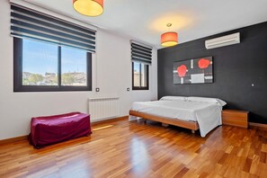 4 bedrooms, iron/ironing board, free WiFi, bed sheets